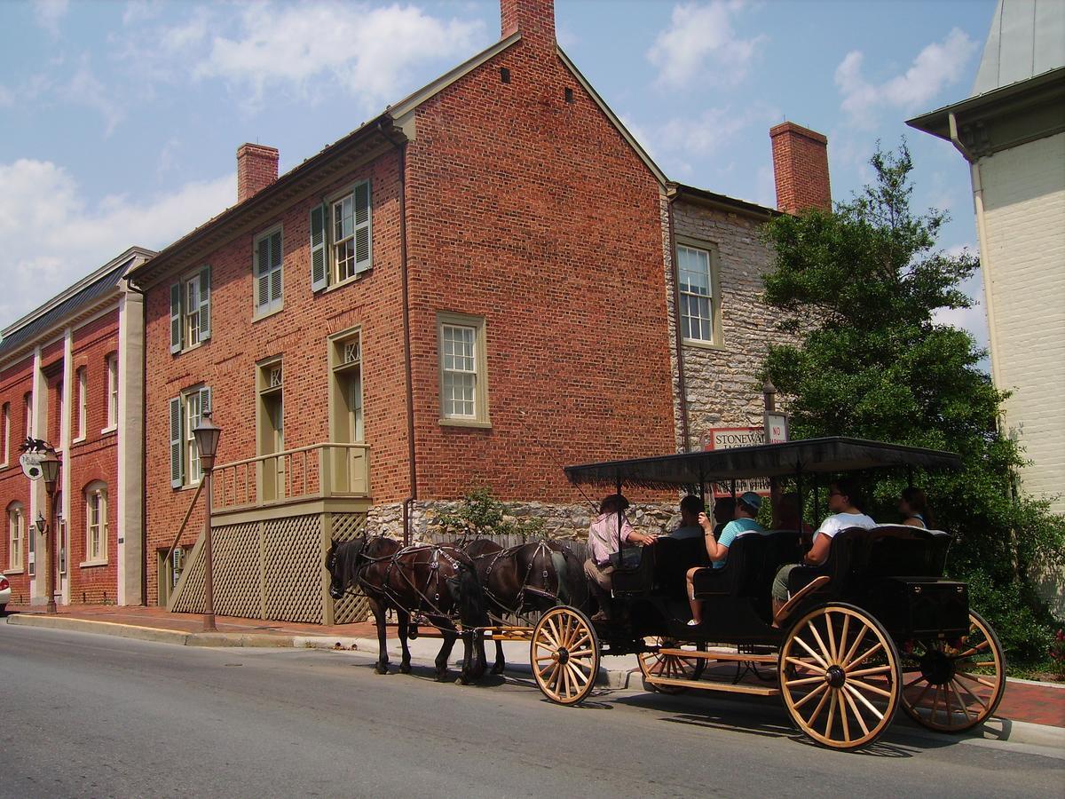 A B&B At Llewellyn Lodge Lexington Exterior photo
